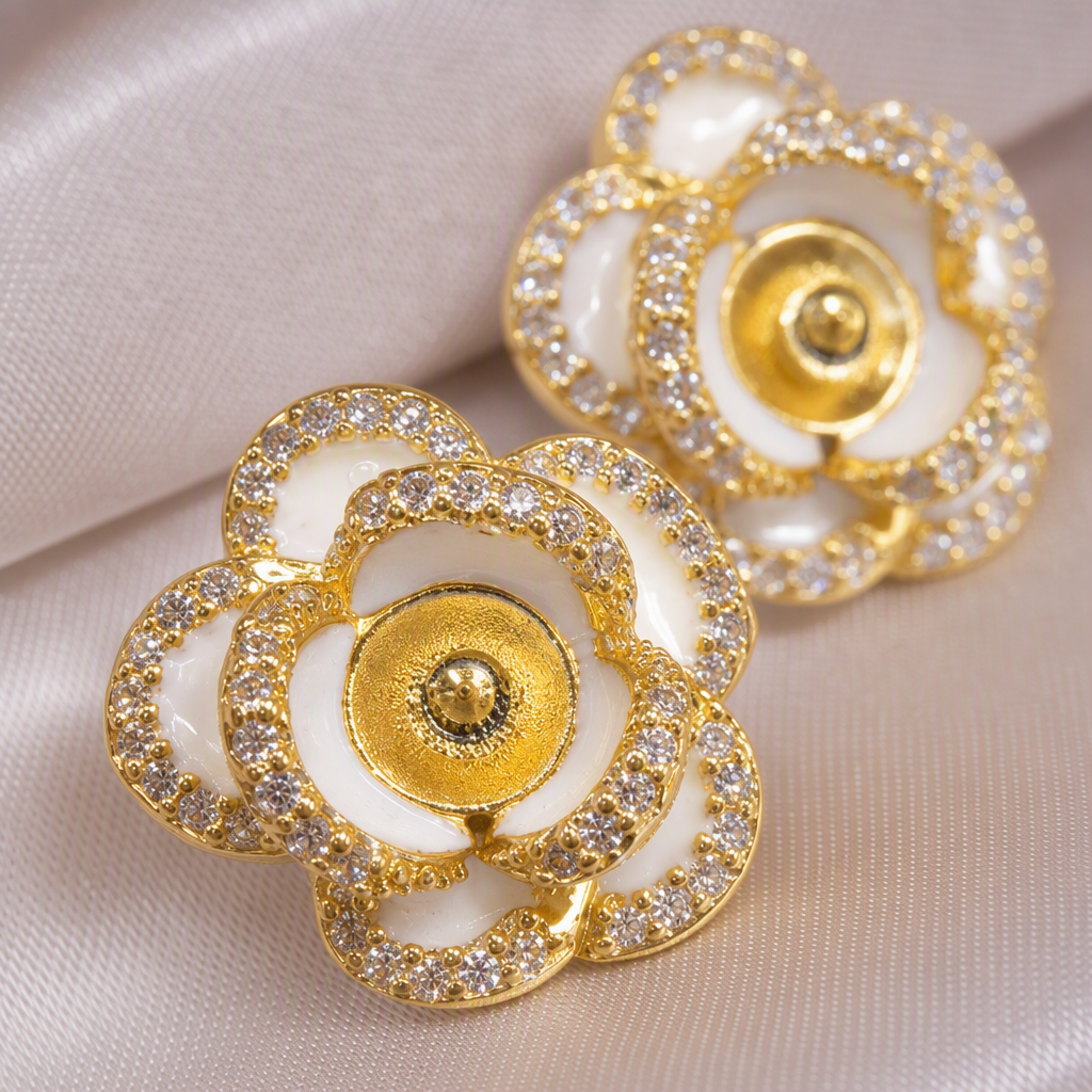 Golden flower stud earrings, simple and fashionable, versatile earrings, women's Korean-style trendy earrings gift Application Scenario