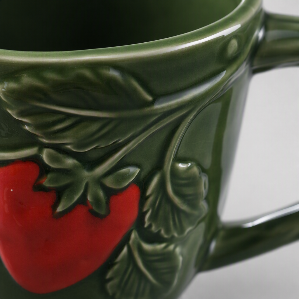 Creative green leaf strawberry pattern ceramic cup, simple and fashionable drinking water, coffee and tea set, home and office gift Application Scenario