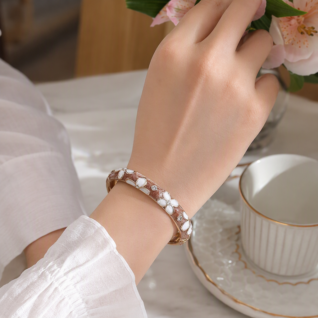 Fashionable and simple metal bracelet, a versatile wristband for women, a trendy and personalized bracelet accessory Specification image