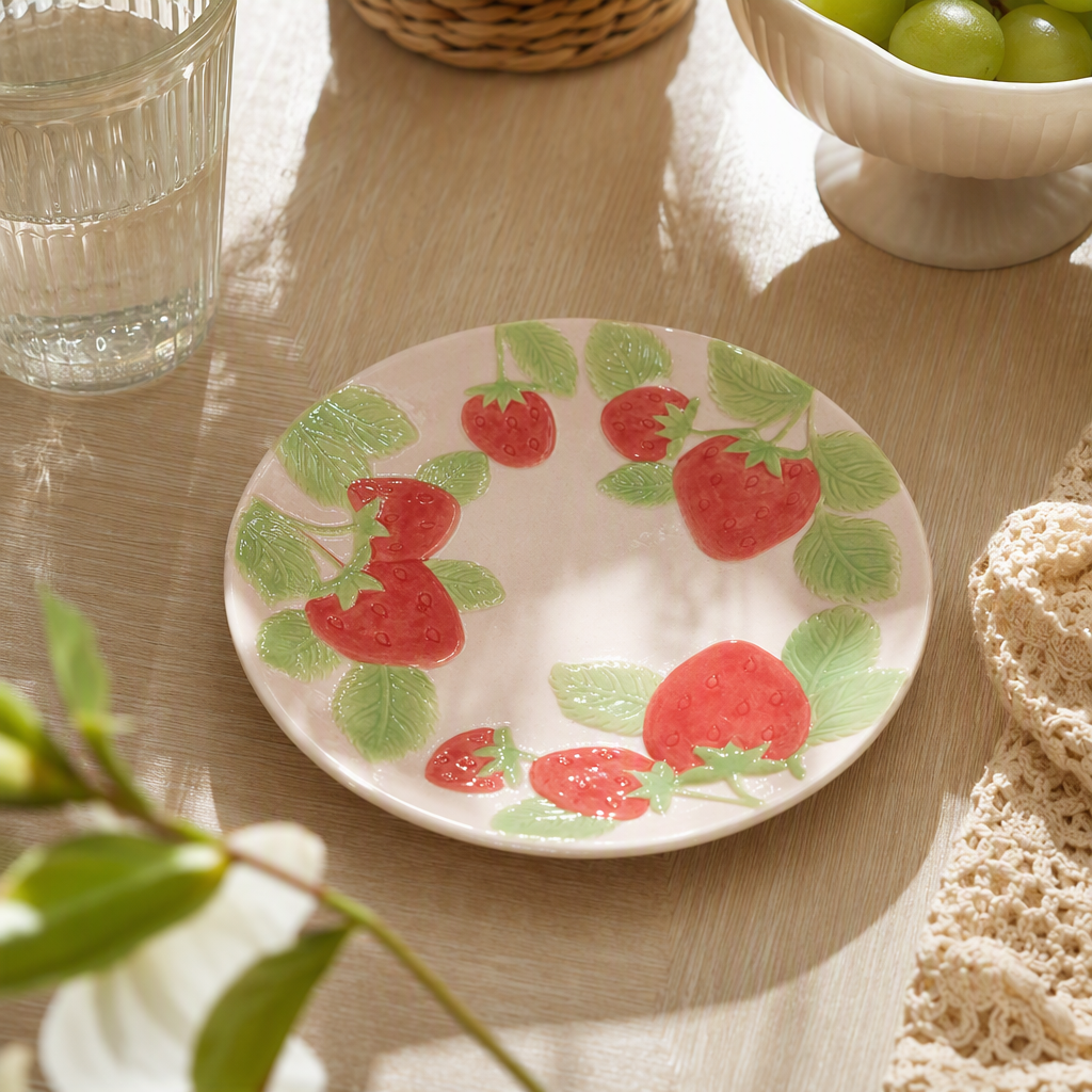 Cute pink strawberry-patterned ceramic plates, household tableware, fruit and dessert plates, creative tableware plates details Picture