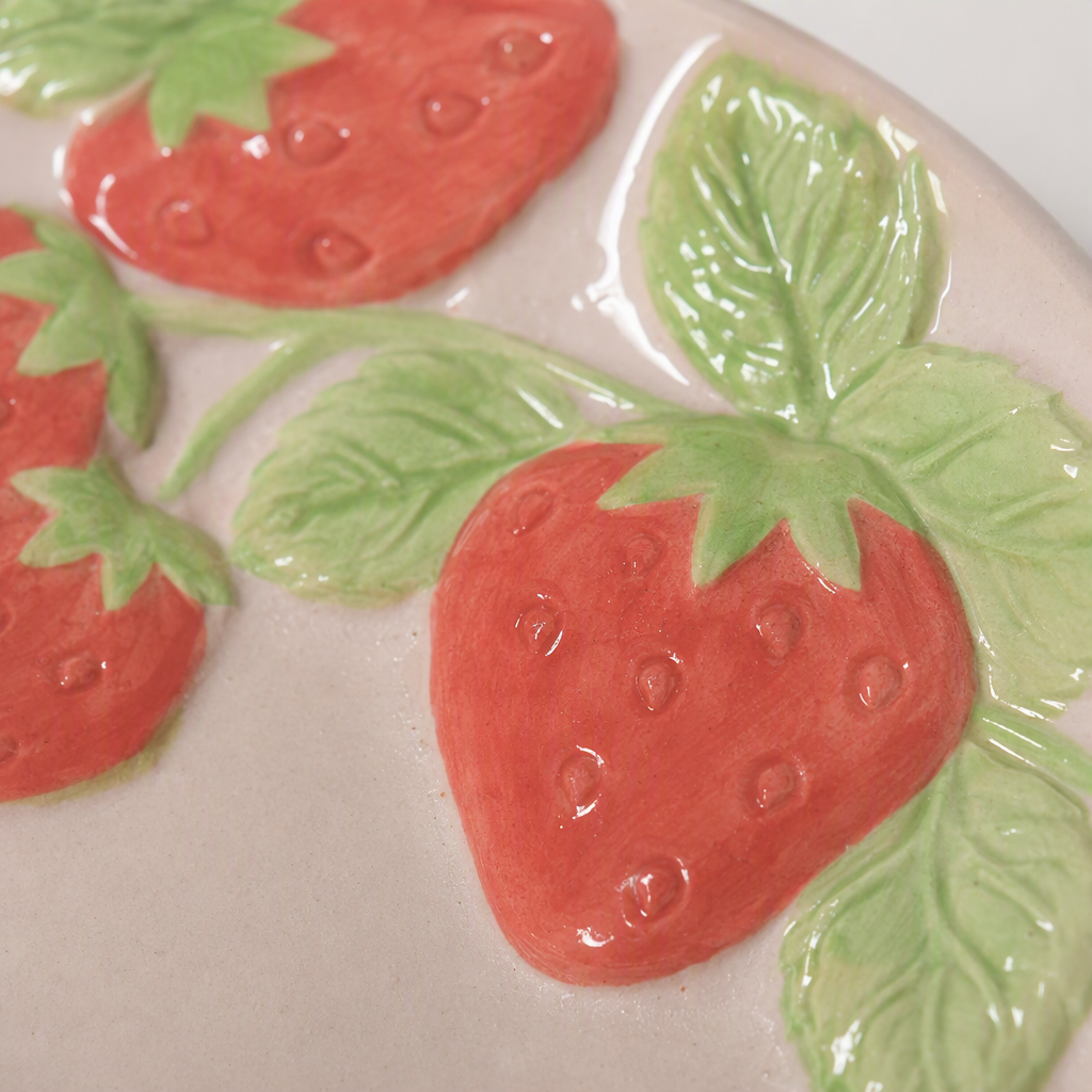 Cute pink strawberry-patterned ceramic plates, household tableware, fruit and dessert plates, creative tableware plates Application Scenario