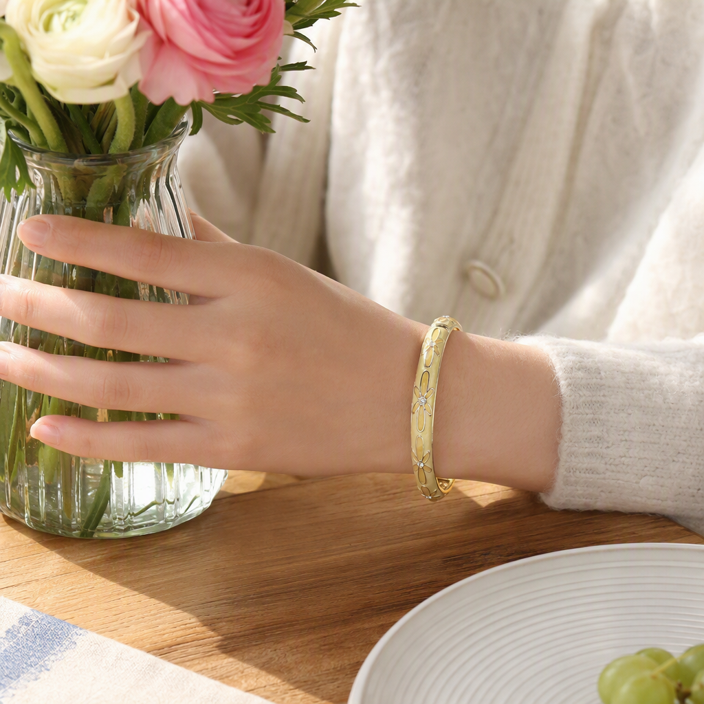 Fashionable and simple metal bracelet, a trendy student accessory for girls, a versatile bracelet and chain, and a ladies' jewelry details Picture