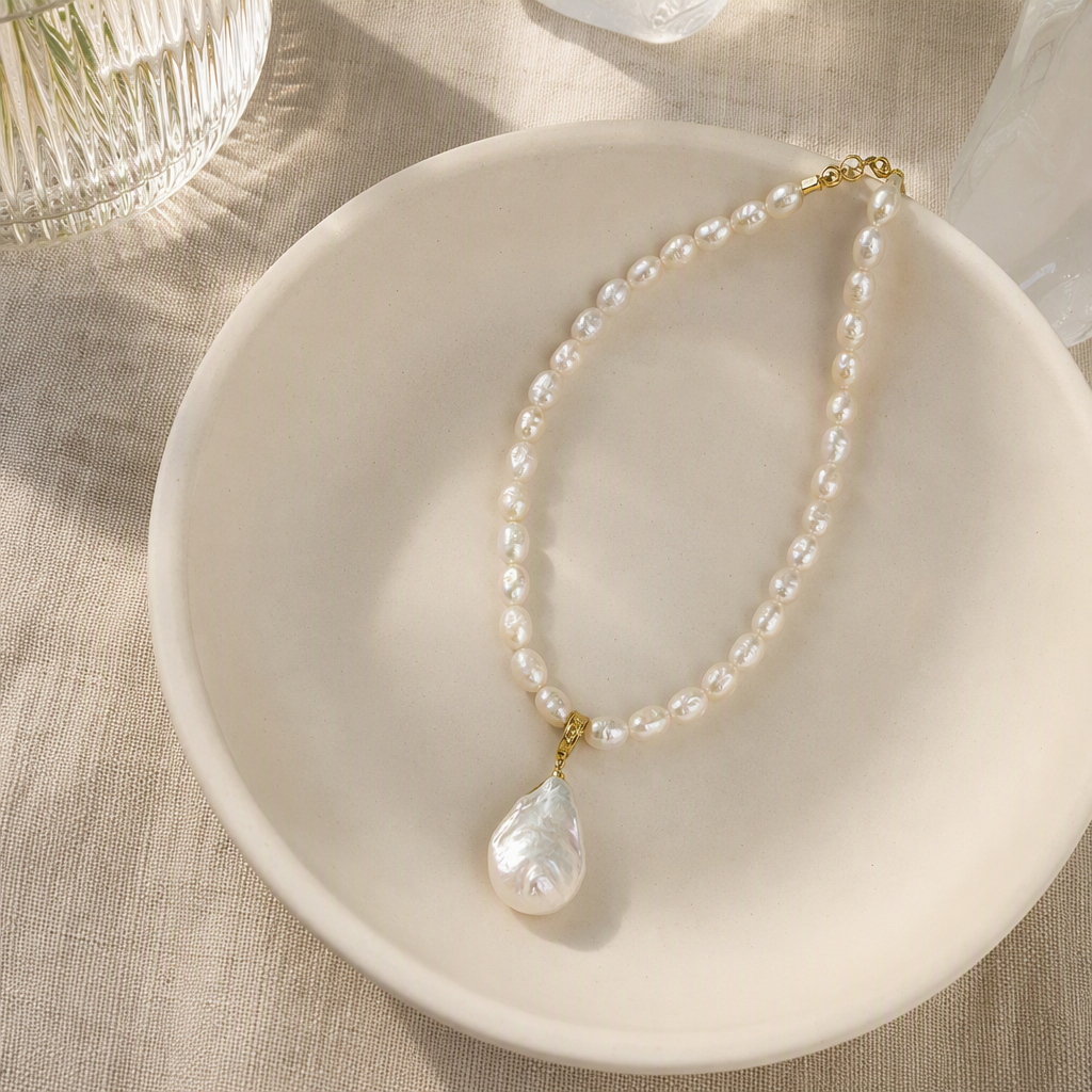 A white pearl necklace is elegantly paired with a green velvet box, presenting a delicate jewelry storage gift box details Picture