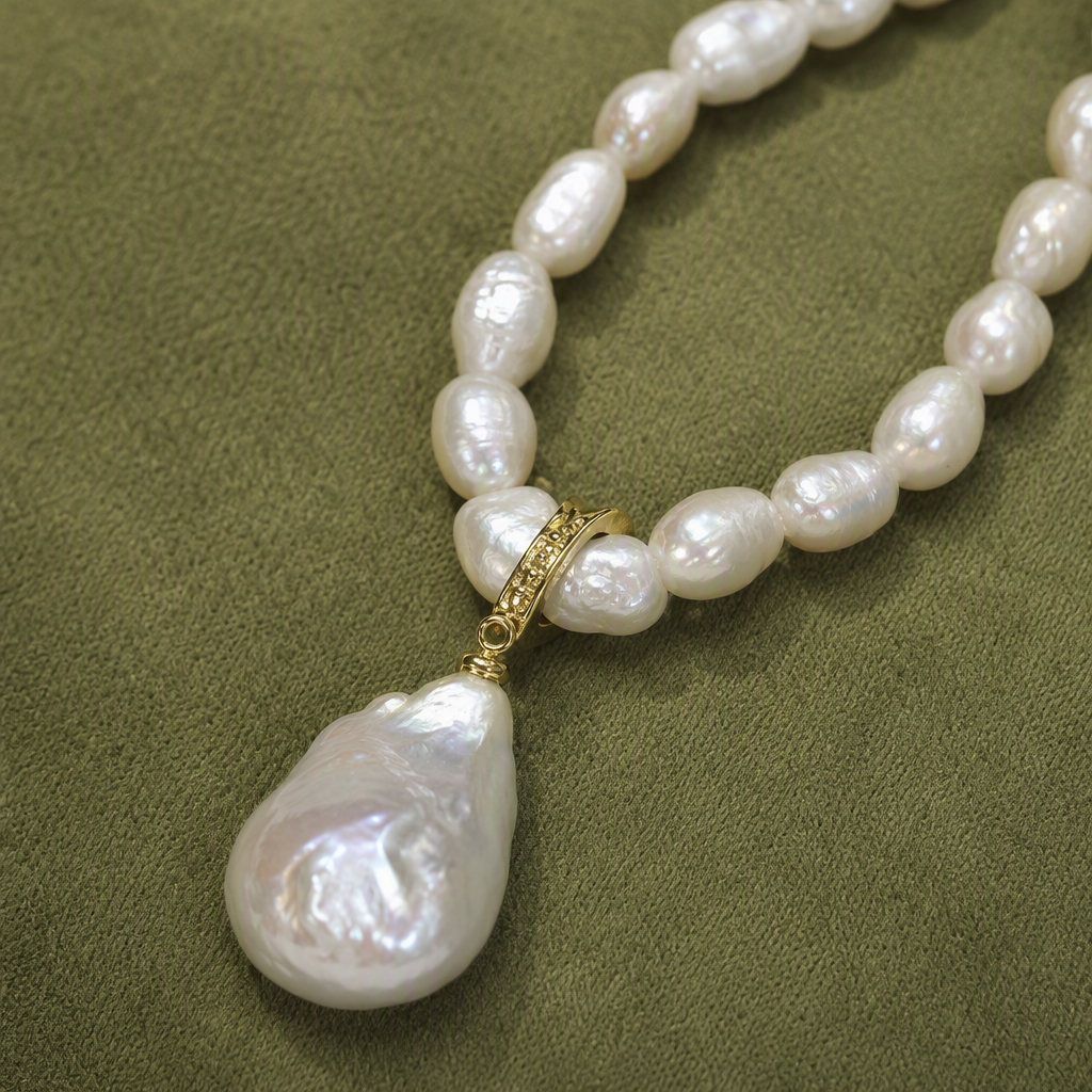 A white pearl necklace is elegantly paired with a green velvet box, presenting a delicate jewelry storage gift box Application Scenario