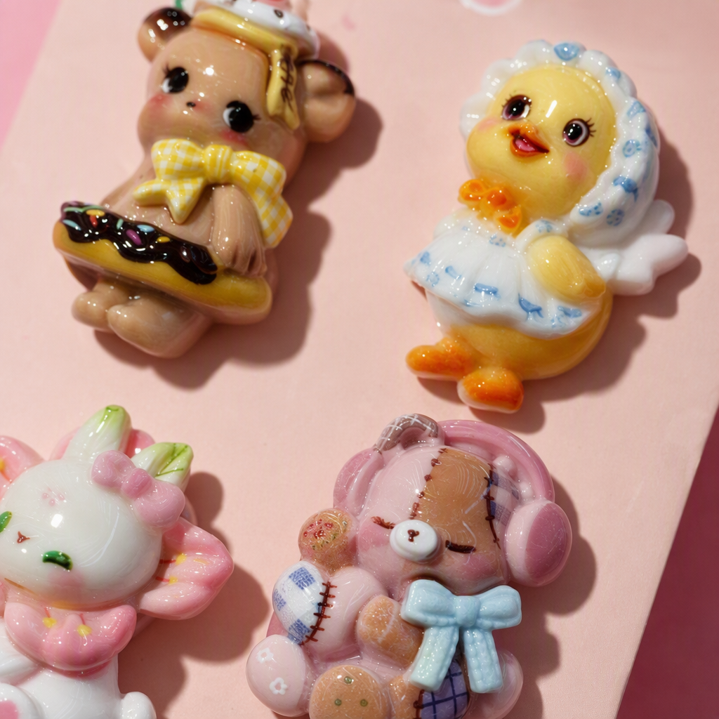 Six pink cards, cartoon-shaped badges, and a variety of fun and creative decorative gifts to choose from Application Scenario