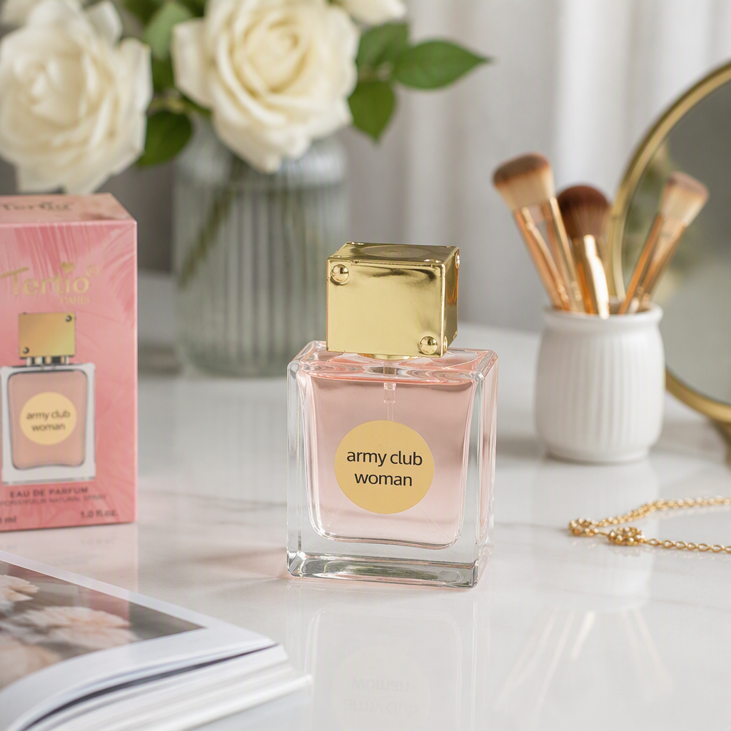 The pink packaging box decorated with transparent glass bottles is a creative gift and decorative item for home furnishings, which is both beautiful and practical details Picture