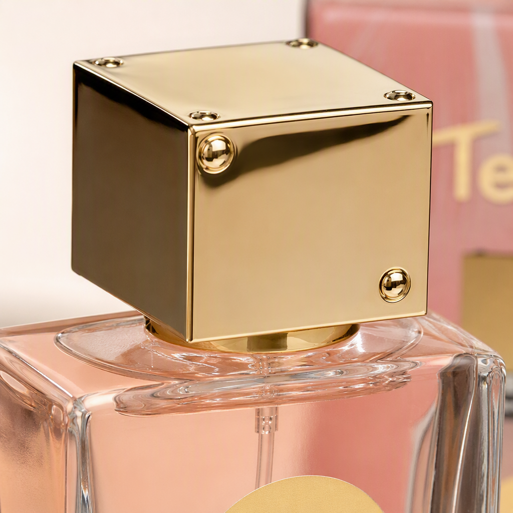 The pink packaging box decorated with transparent glass bottles is a creative gift and decorative item for home furnishings, which is both beautiful and practical Application Scenario