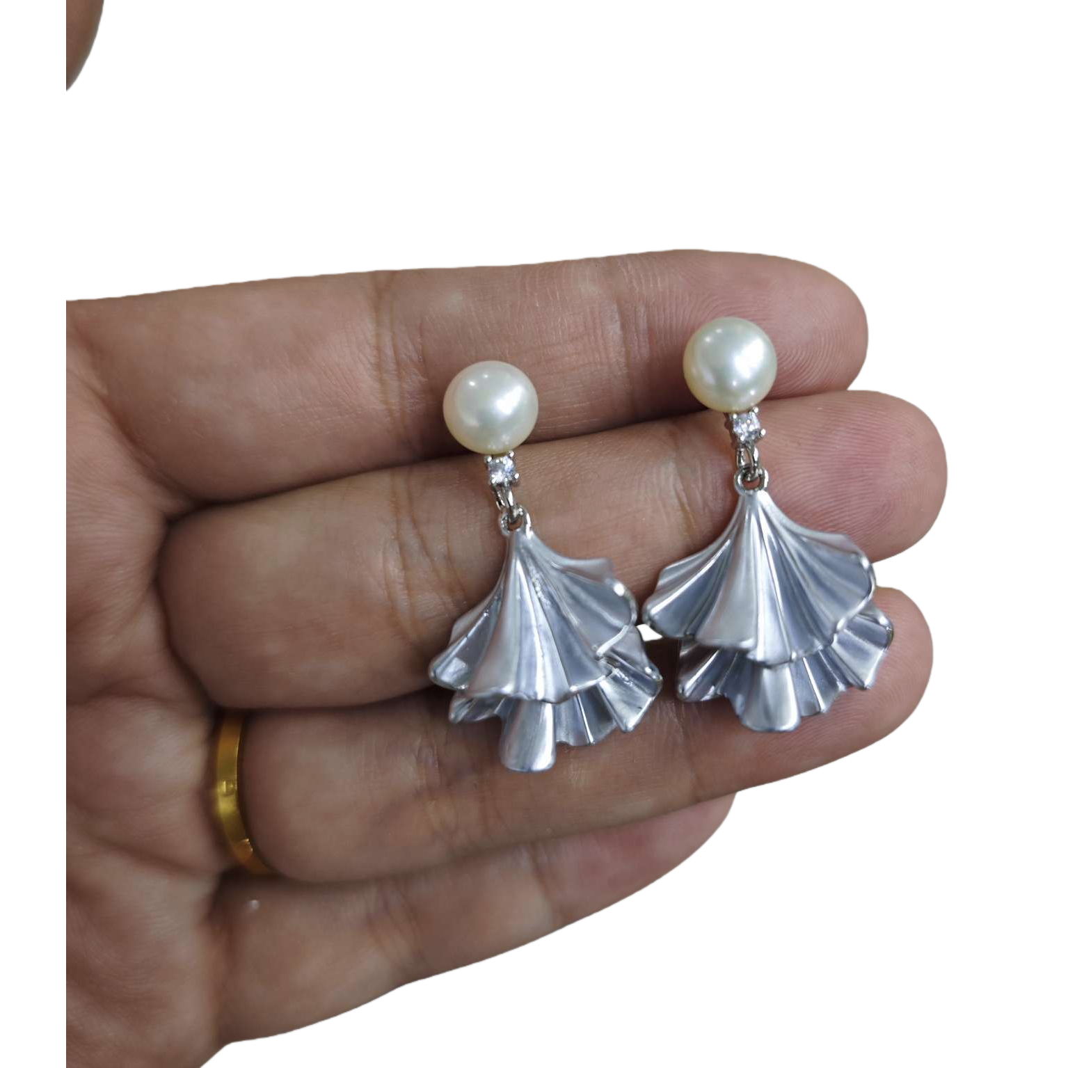 Silver shell earrings with pearl small diamond hand rests showcase fashionable and elegant earrings. Women's trendy and versatile outfits Item Picture