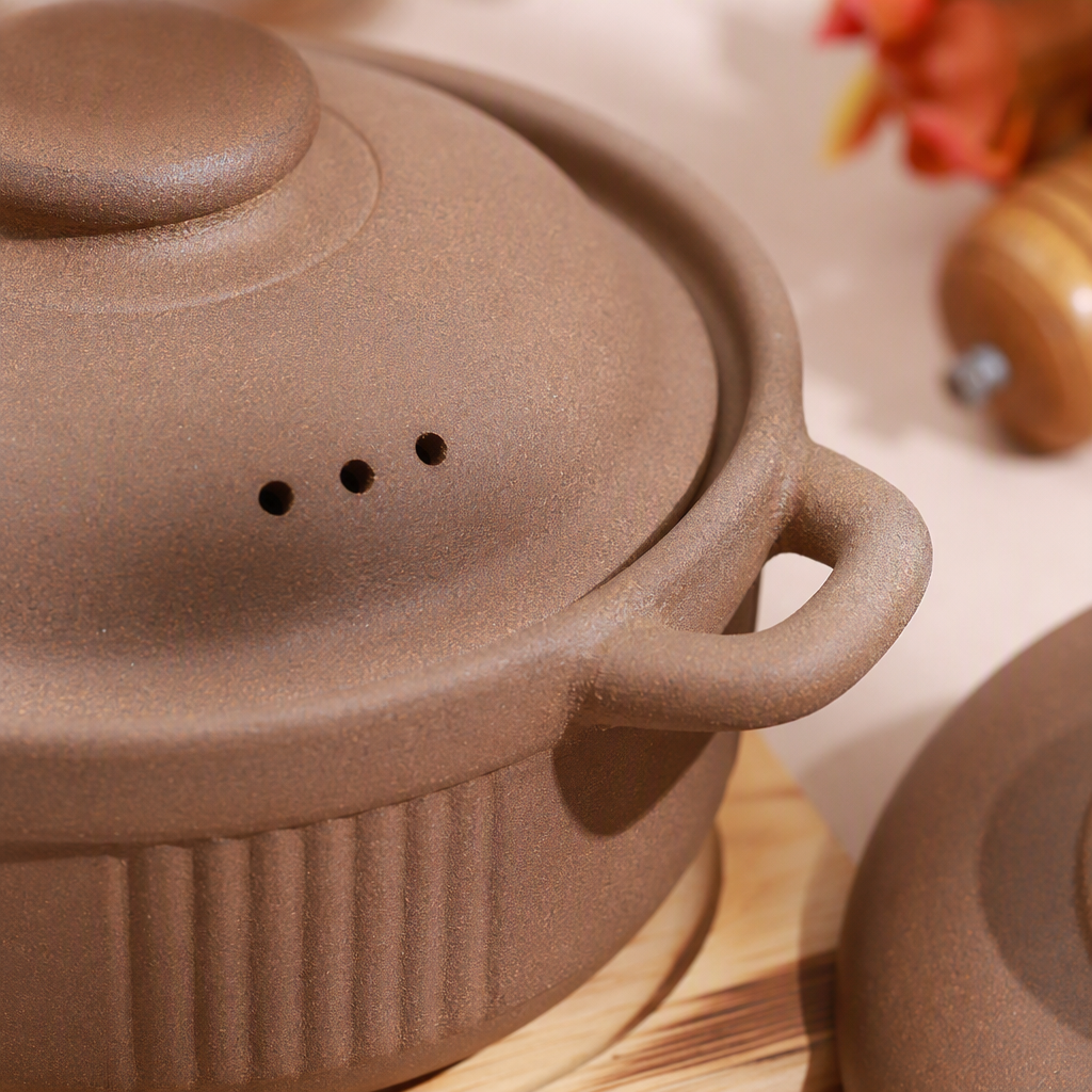 The multi-functional brown ceramic pot portable stove is an outdoor kitchen cooking wonder, a heat-resistant and durable portable kitchenware Application Scenario