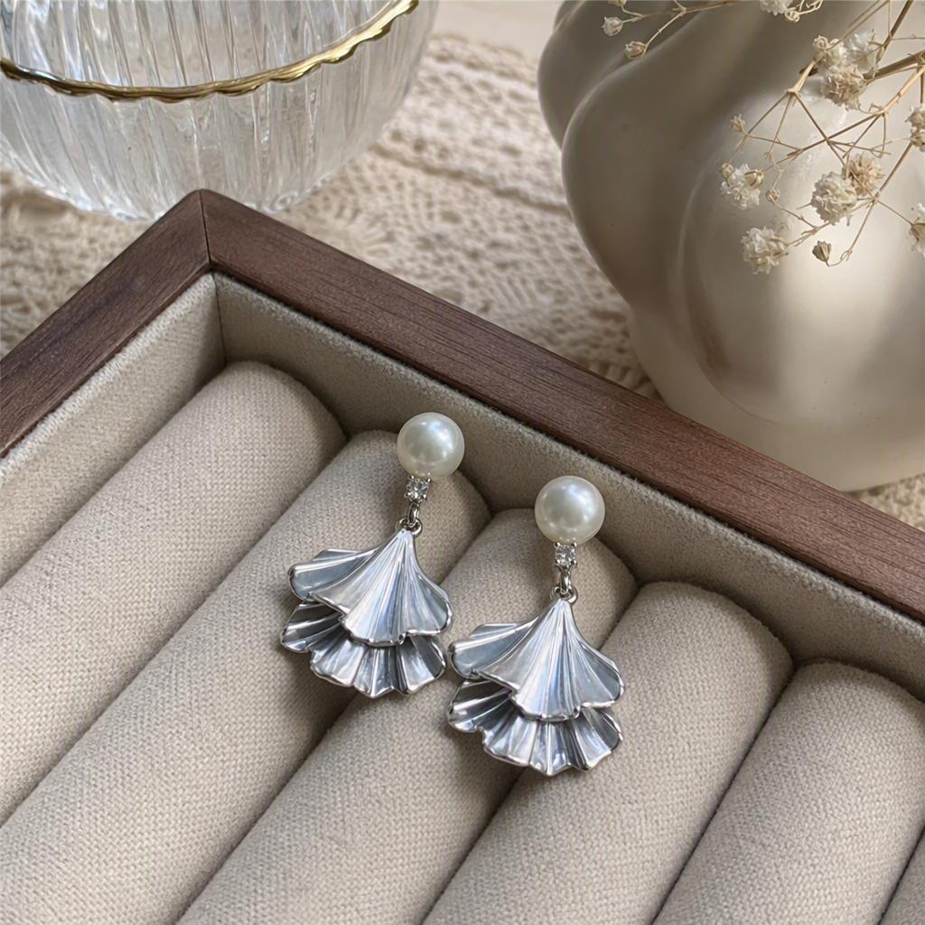 Silver shell earrings with pearl small diamond hand rests showcase fashionable and elegant earrings. Women's trendy and versatile outfits details Picture