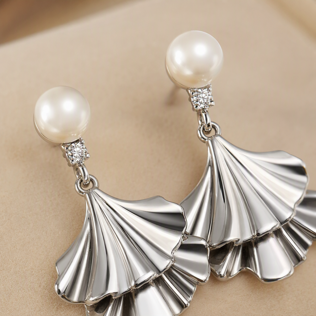 Silver shell earrings with pearl small diamond hand rests showcase fashionable and elegant earrings. Women's trendy and versatile outfits Application Scenario
