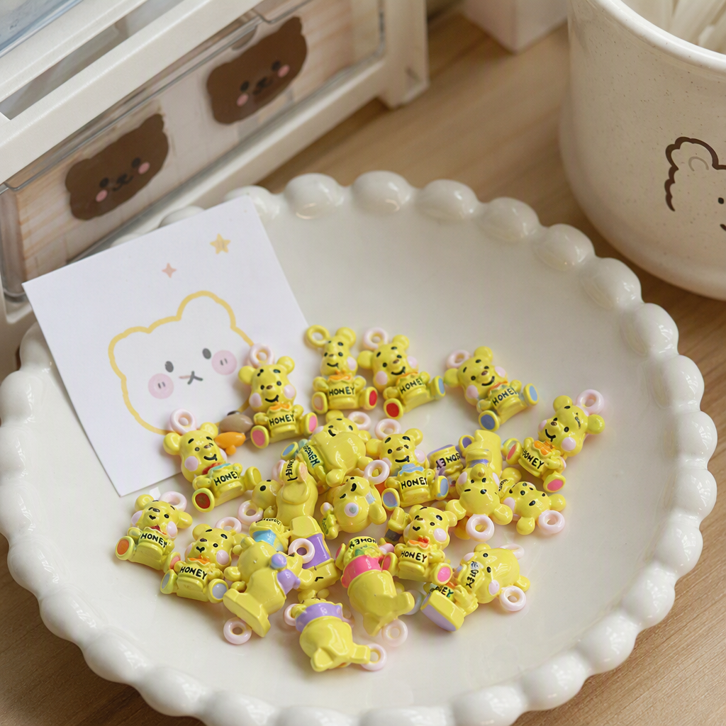 Cute cartoon bear-shaped necklace pendant, fashionable, trendy and adorable girl accessory gift details Picture