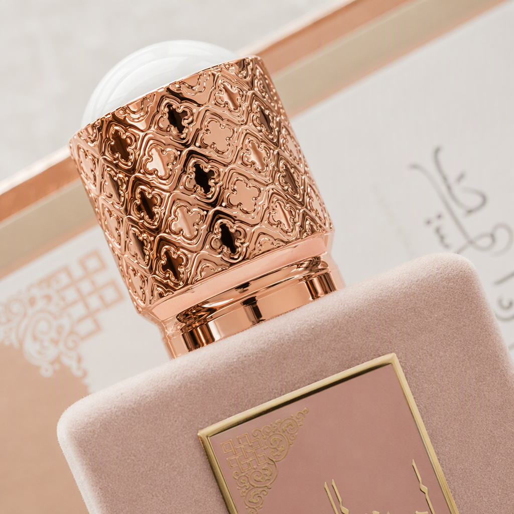 Pink perfume bottle, golden packaging box, long-lasting light fragrance, ladies' fragrance gift box, elegant aroma Application Scenario