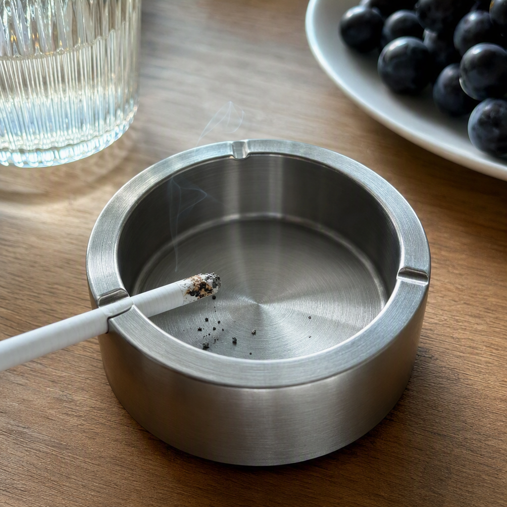 Fashionable metal ashtray, silver, simple and creative, multi-functional desktop ashtray, home and office supplies details Picture