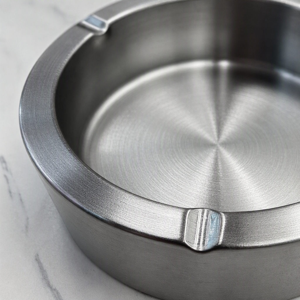 Fashionable metal ashtray, silver, simple and creative, multi-functional desktop ashtray, home and office supplies Application Scenario