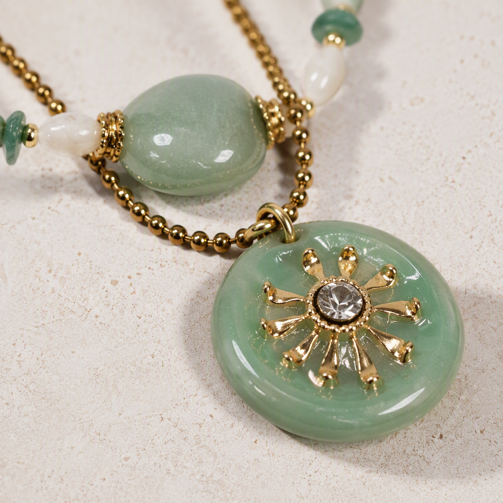Influential, fashionable and simple green gemstone pendant necklace, Korean version for women, elegant and versatile, student couple accessory gift Application Scenario