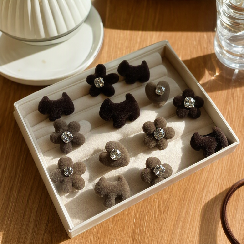 Brown suede flower dog heart-shaped decorative accessories, fashionable and cute pet jewelry accessories and supplies details Picture