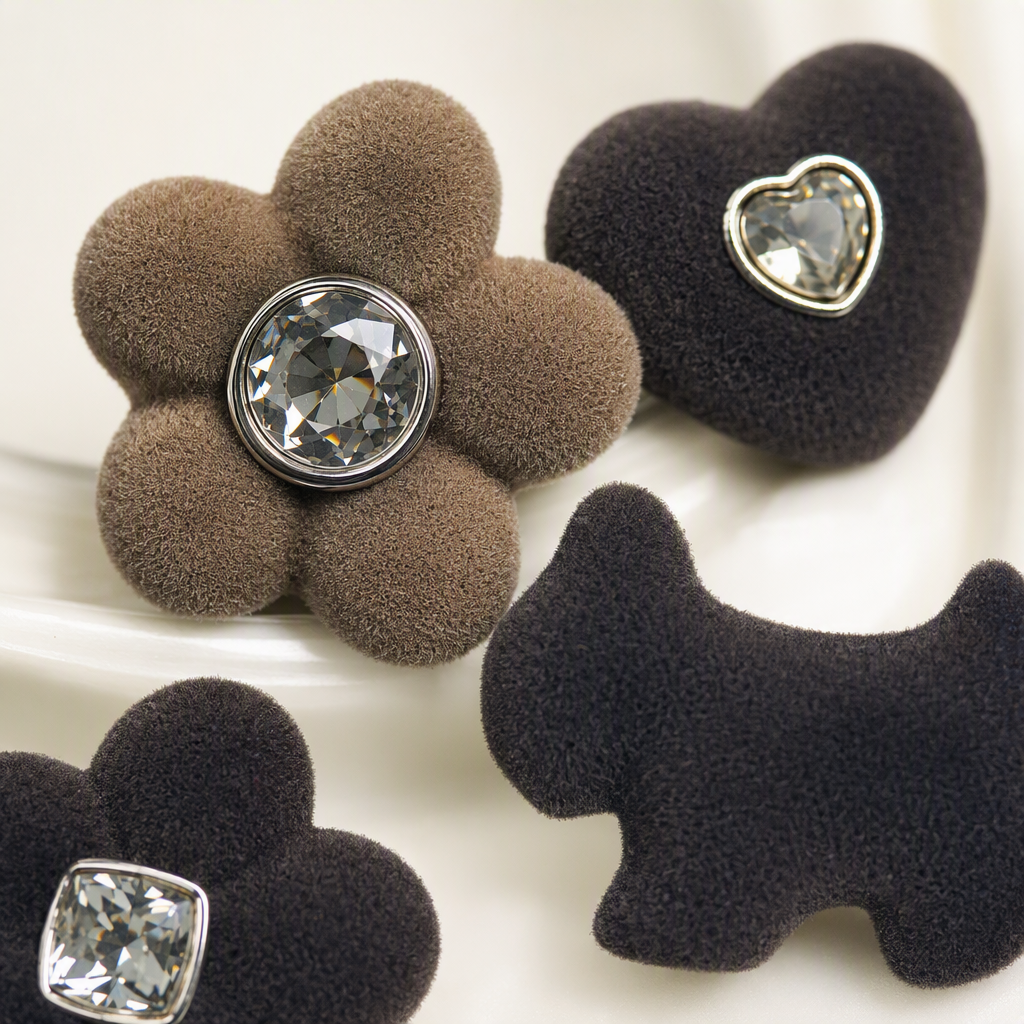Brown suede flower dog heart-shaped decorative accessories, fashionable and cute pet jewelry accessories and supplies Application Scenario