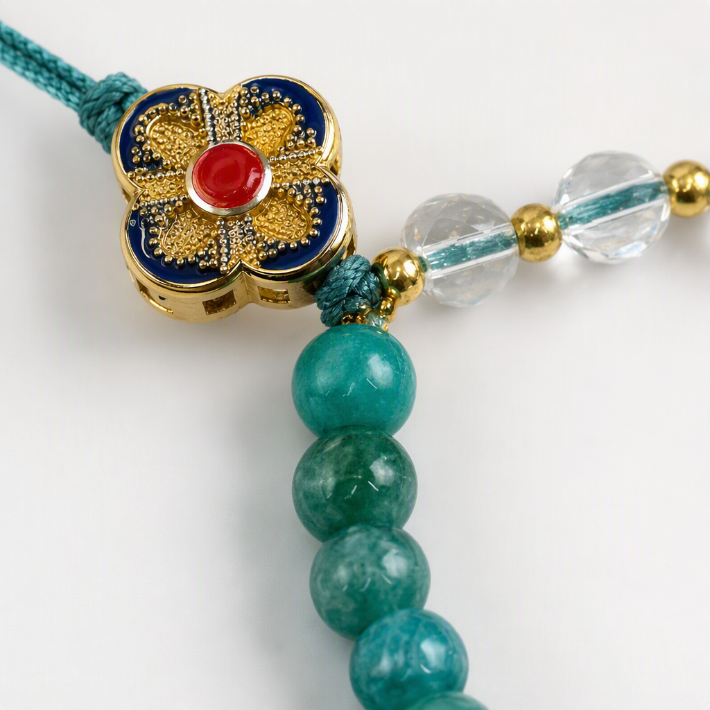Fashionable green beaded mobile phone lanyard, simple and versatile, anti-drop pendant, trendy accessory Application Scenario