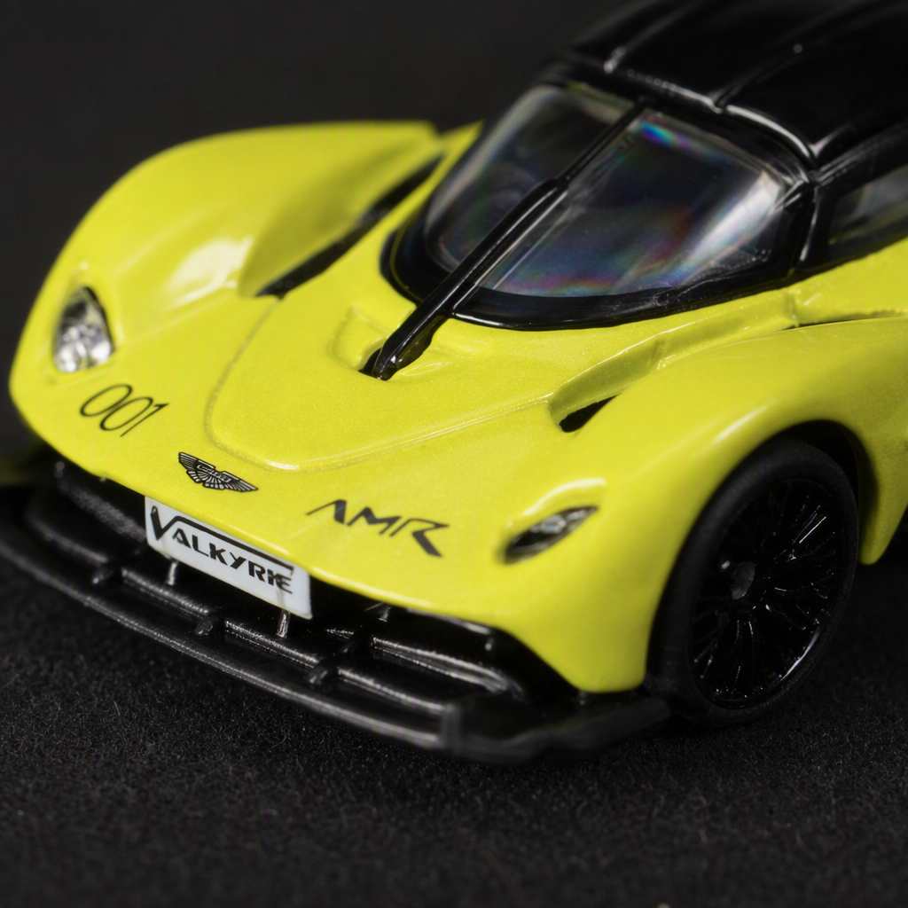 Officially Authorized simulation alloy car model - Aston Martin (Valkyrie) [1:43 Yellow] Application Scenario