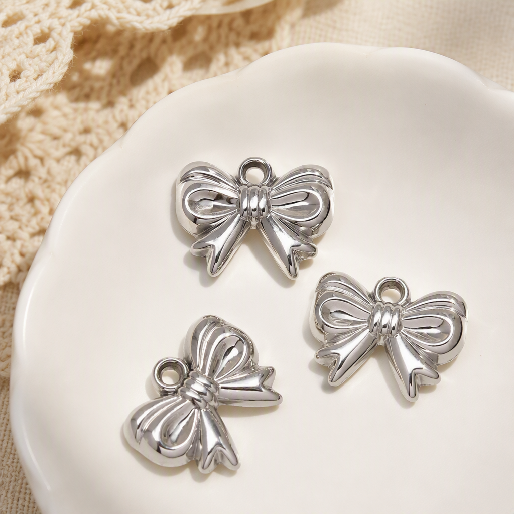 A fashionable silver bow necklace pendant, a simple and elegant women's accessory gift for girls details Picture
