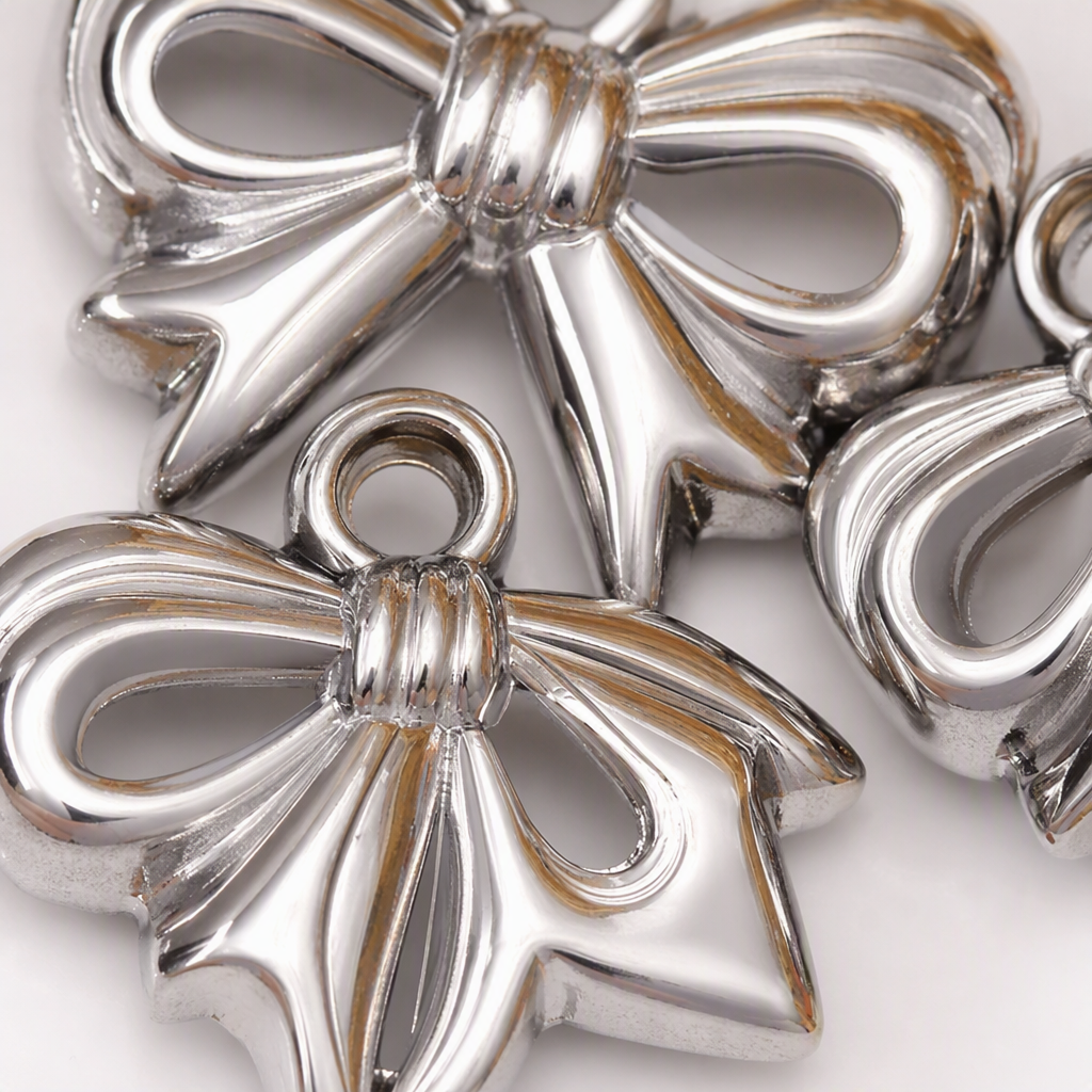 A fashionable silver bow necklace pendant, a simple and elegant women's accessory gift for girls Application Scenario