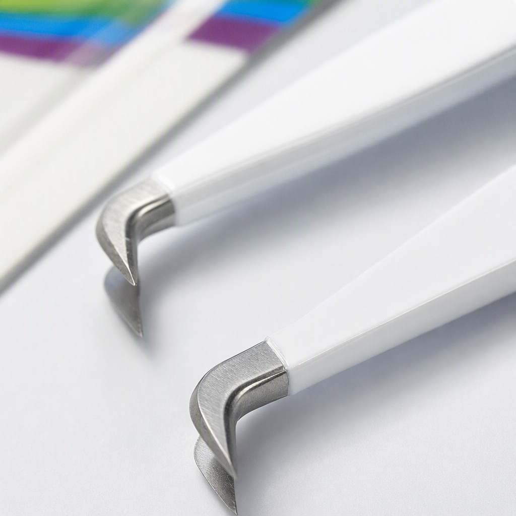 Rainbow pattern, white packaging, stainless steel tweezers, white handle, metal chuck, fine grip, beauty and eyebrow shaping tool navina PT-7 model Application Scenario