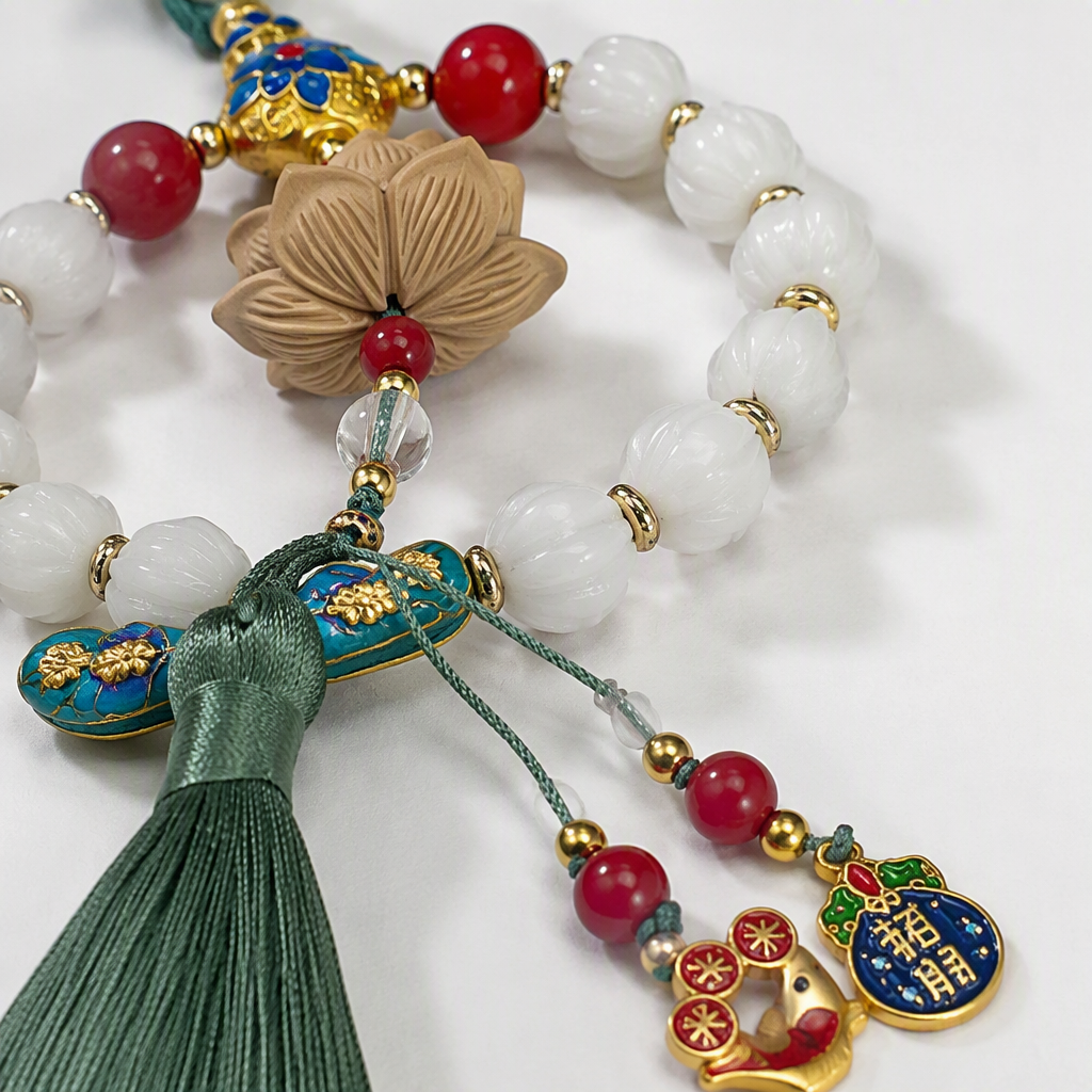 A fashionable green lanyard paired with a lotus bead pendant is simple, versatile and trendy accessory for both women and men Application Scenario