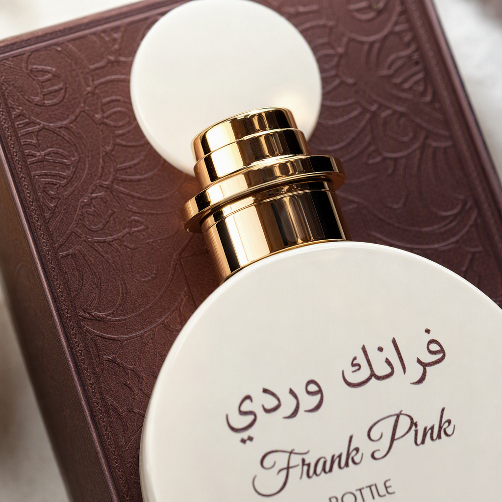 A white round perfume bottle with a golden cap, exquisitely carved packaging box, a fashionable and elegant collectible Application Scenario