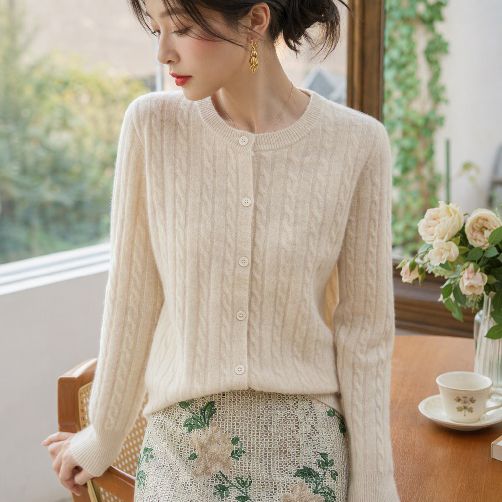 The off-white knitted long-sleeved cardigan for women's tail leg covers are casual, versatile, warm and comfortable to pair with details Picture