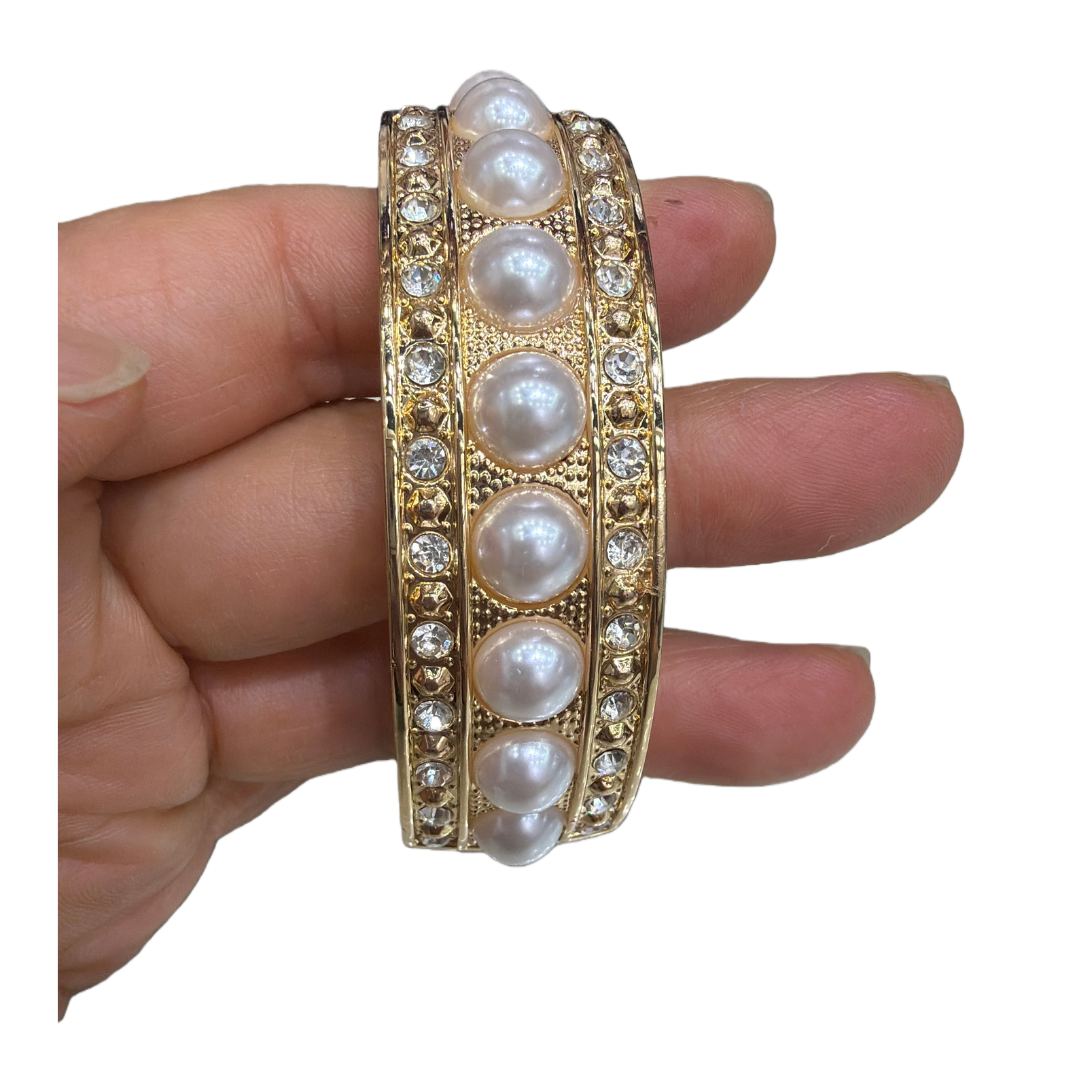 This golden pearl inlaid diamond bracelet is a fashionable and elegant ladies' jewelry and an excellent gift Item Picture