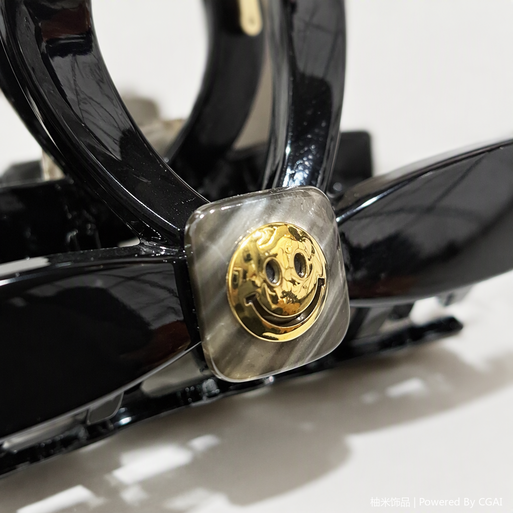 Fashionable black hair clips, golden smiling face decoration, simple and versatile hair accessories, hair clips, hair accessories, student hair clips Application Scenario