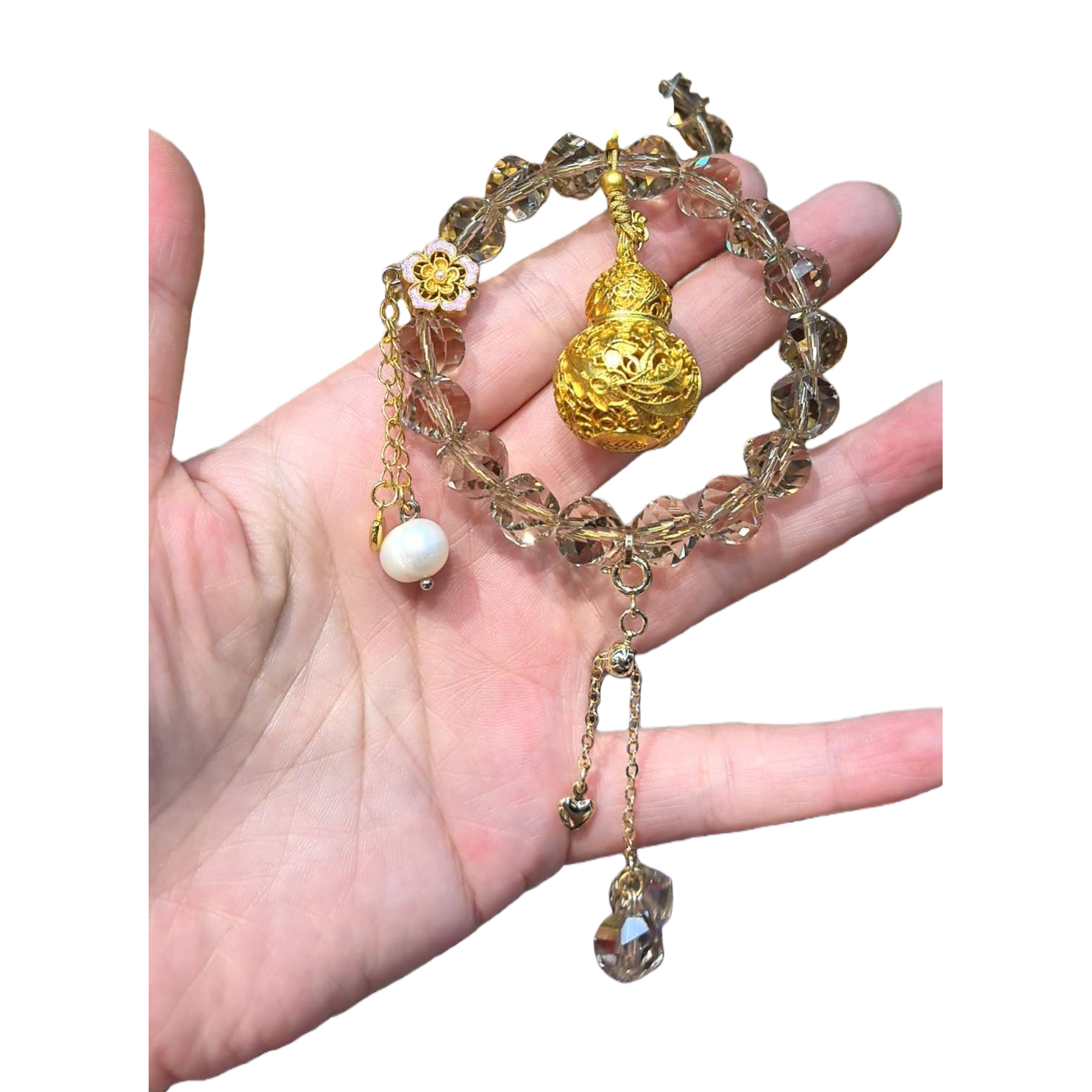 كانت مجموعة القرع الذهبي مربوطة في يديها Item Picture