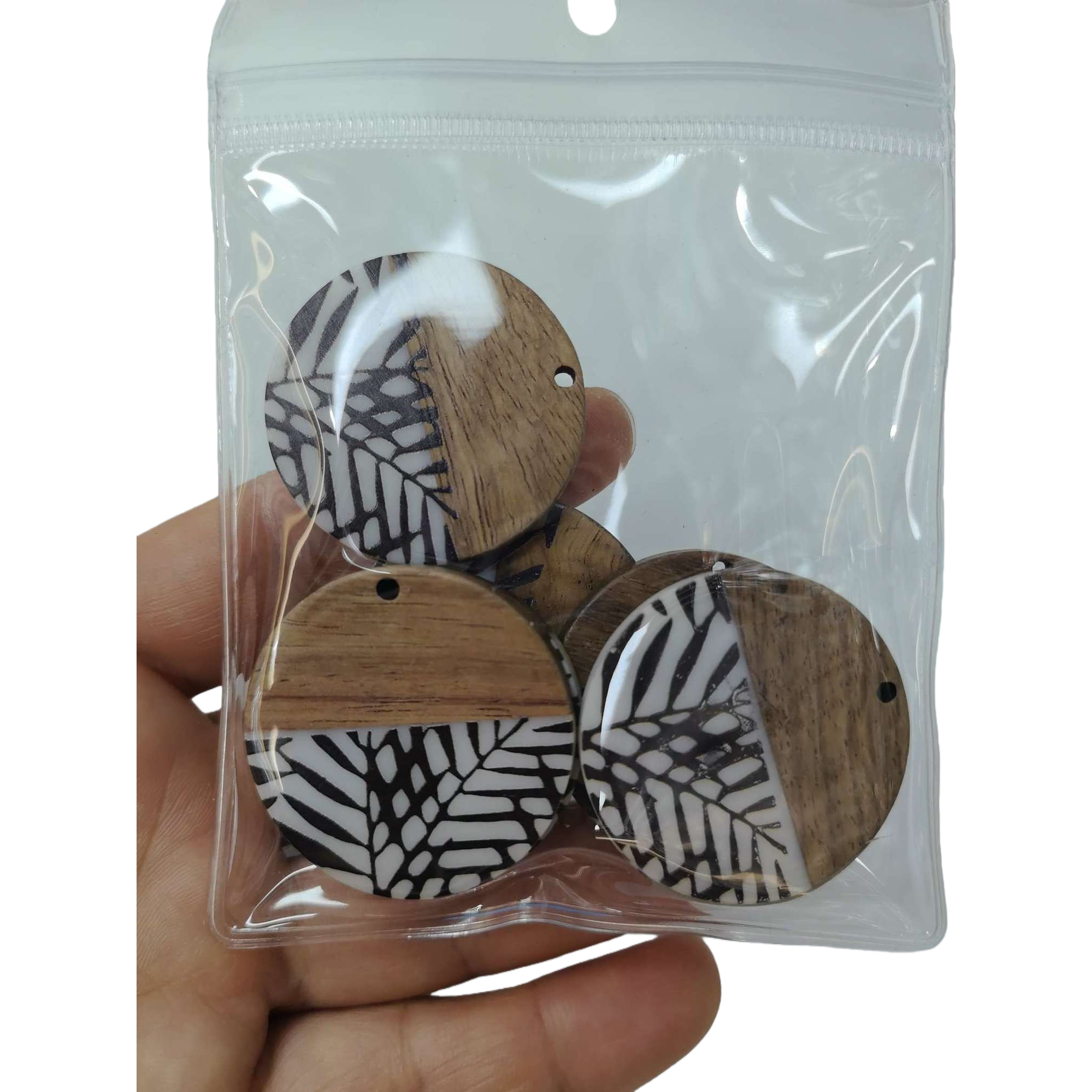 Four circular wooden pendant accessories with transparent packaging in natural wood color and black and white leaf vein pattern Item Picture