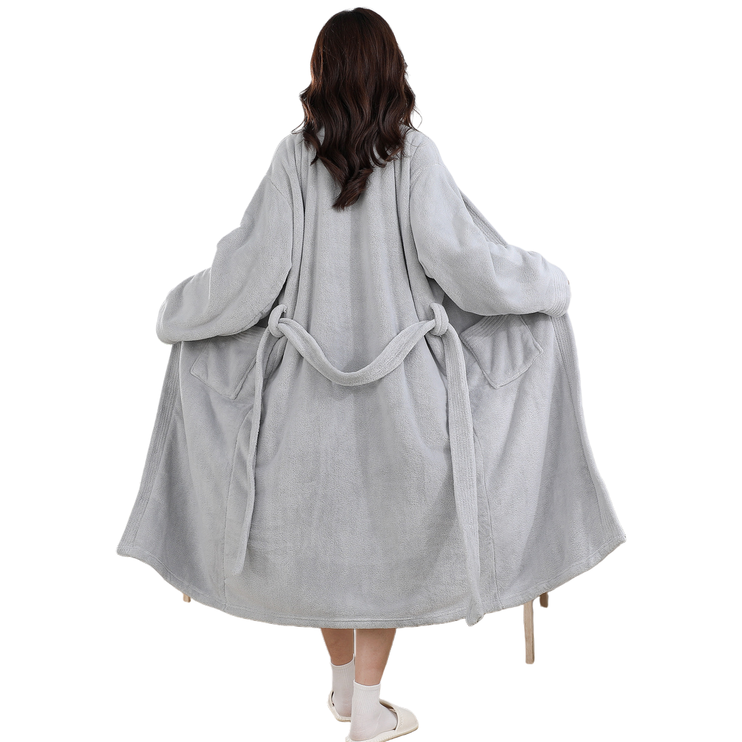 وفي ثوب الخمير الرمادي الطويل، ترتدي النساء زي الوخز بزي الدفء والراحة Item Picture
