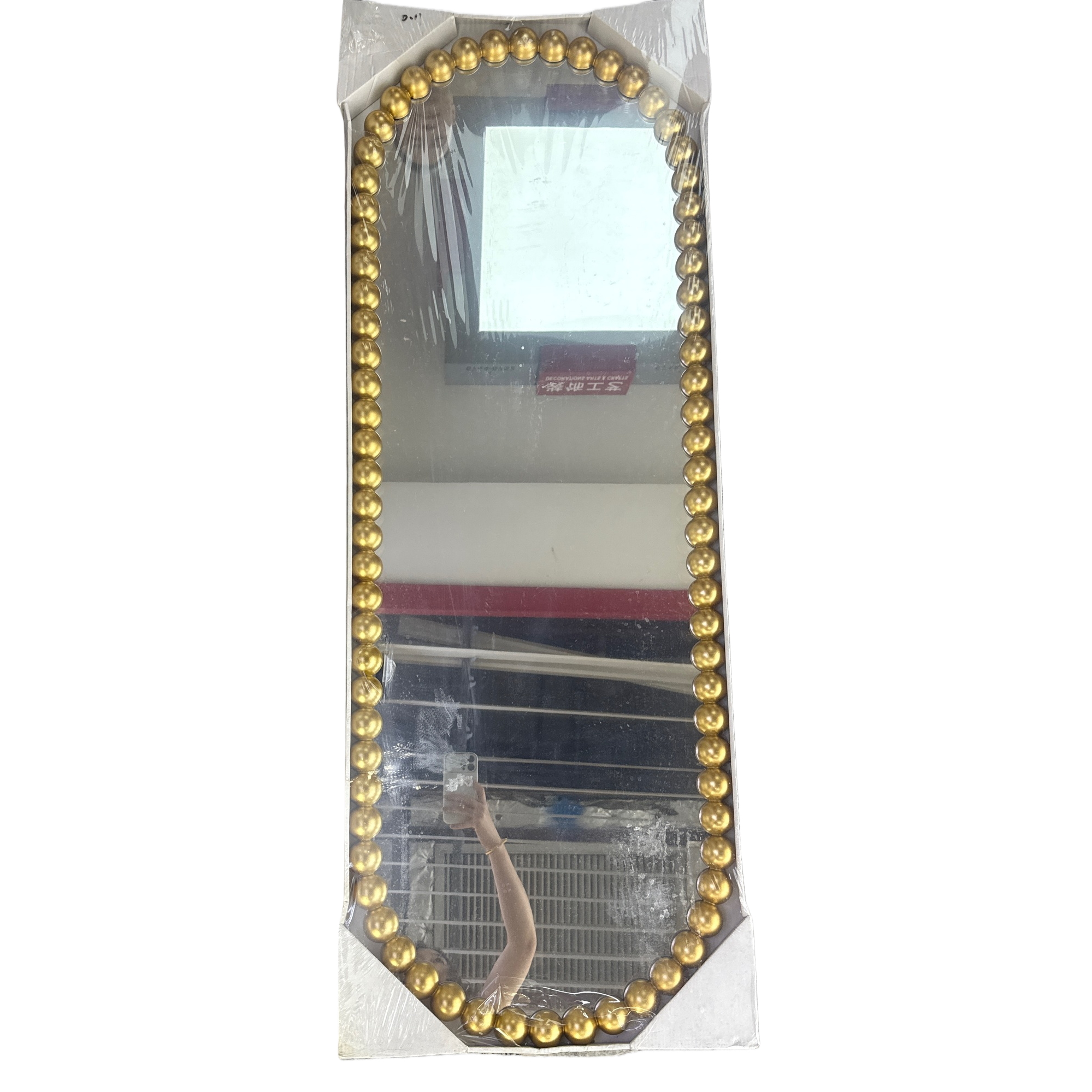 والمرآة المجسَّمة للمربعات الذهبية هي عبارة عن مرآة مكسوة بنظارات حديثة كبيرة الحجم Item Picture