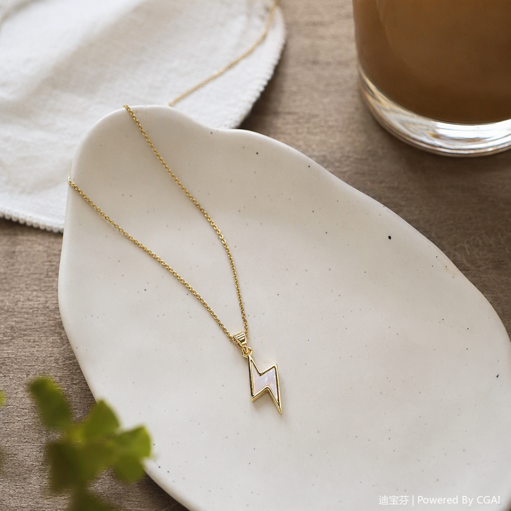 The golden lightning-shaped fashionable pendant necklace is simple and versatile, a perfect accessory for girls, students and couples details Picture