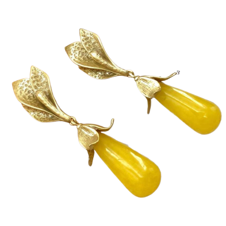 【SUGEBEINI】 Retro court-style carved design chicken fat yellow teardrop earrings ZEH00047 Application Scenario