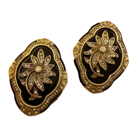 【SUGEBEINI】 Retro-style flower-inlaid stud earrings, a magnificent collision of black gold and flowers ZEH00055 Application Scenario