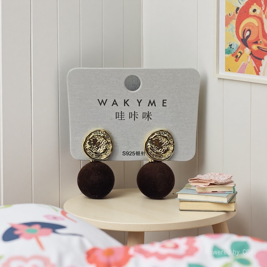 哇咔咪2026新款S925银针耳环，复古金币设计搭配毛绒球，时尚又吸睛。