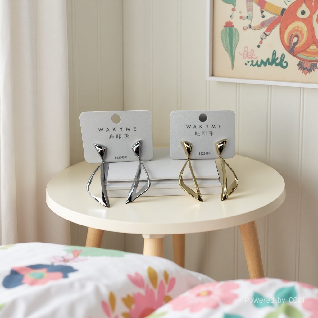 哇咔咪22026新款几何耳环，简约时尚，银金双色，百搭潮流配饰。