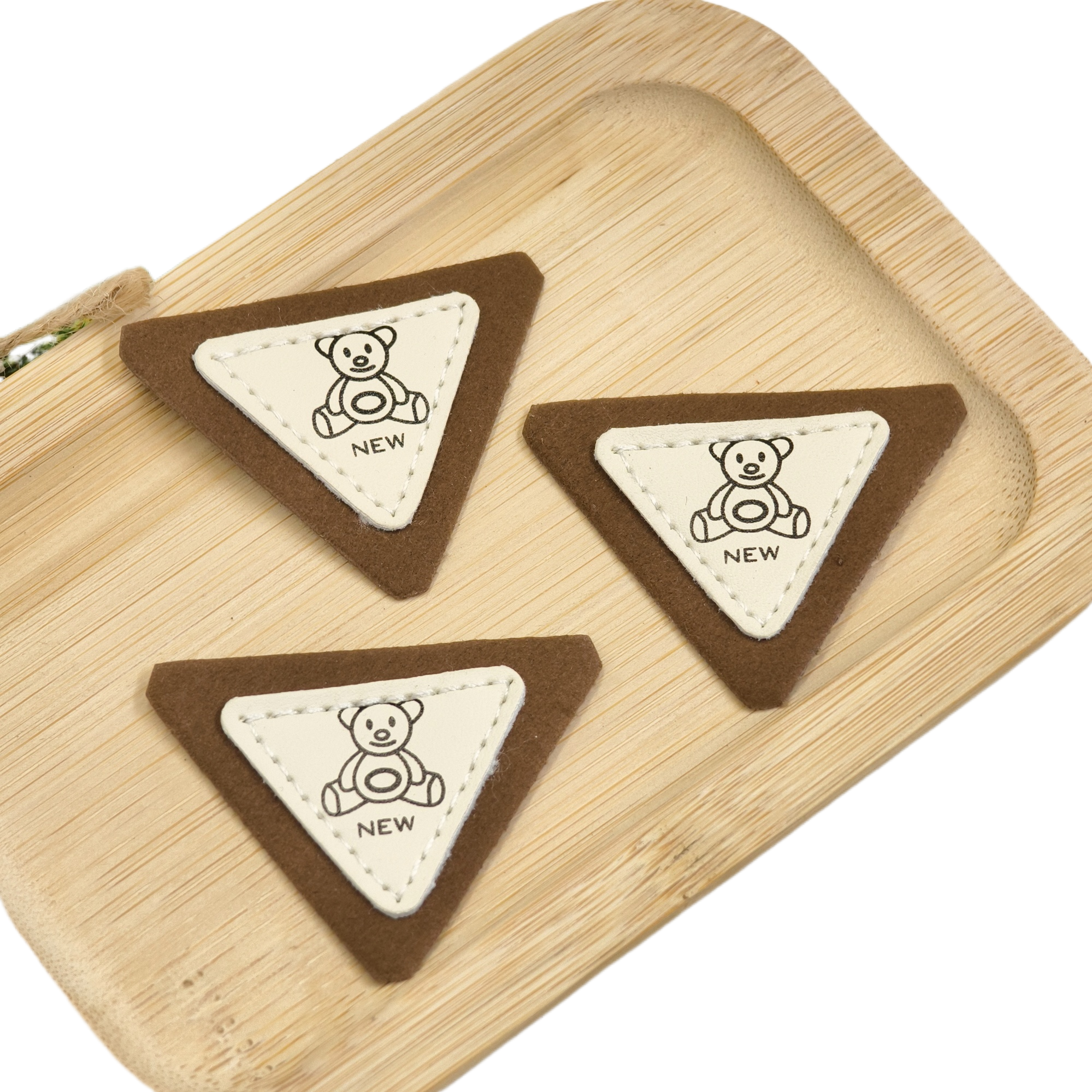 服装辅料标签牛仔裤皮标切标机贴标辅料