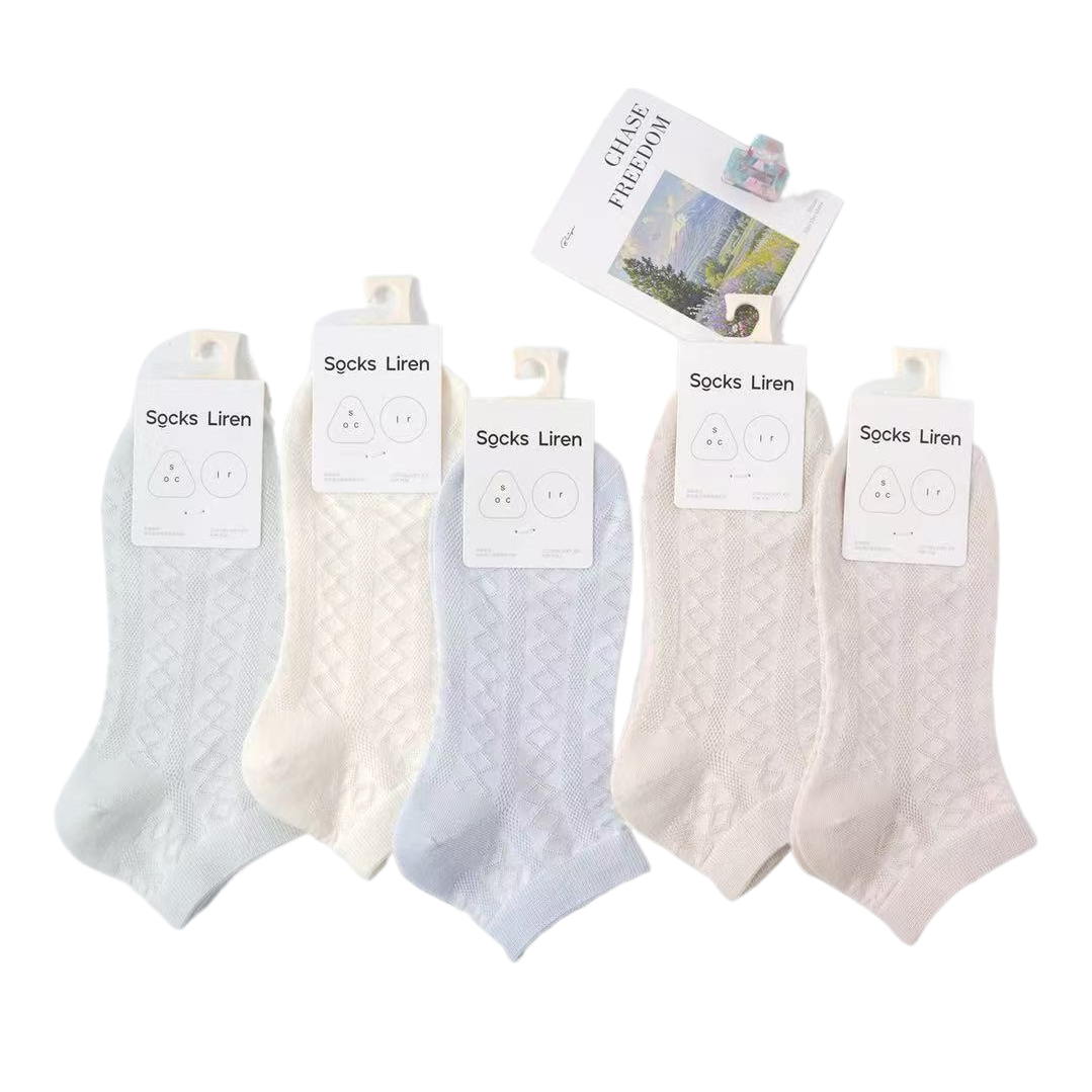 五双Socks Liren简约风格短袜浅蓝米白淡蓝奶油白粉白白色标签纯白背景CHASE FREEDOM卡片白底实物图