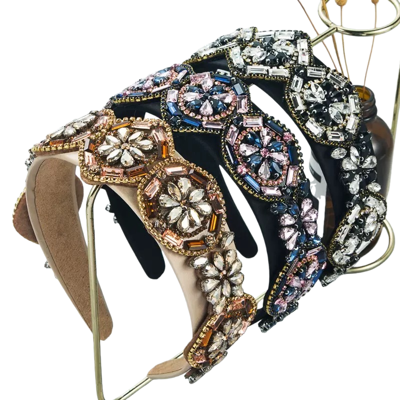 The retro Baroque style hair band with beaded and diamond-encrusted large flower headband is elegant, versatile and high-end. It is a wide-brimmed hair accessory Item Picture