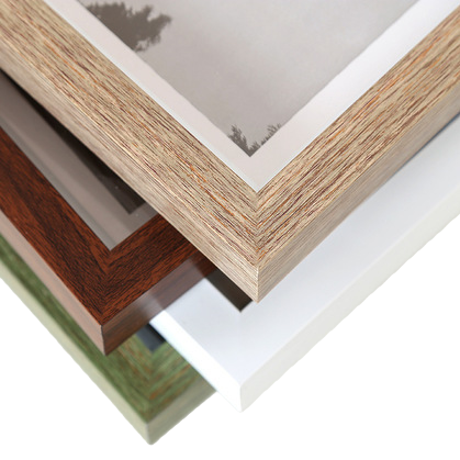 Wholesale of exquisite and simple 3.5× 5-inch imitation wood grain photo frames. Creative and suitable for display and hanging. Modern home color photo frames. 092327820 Application Scenario