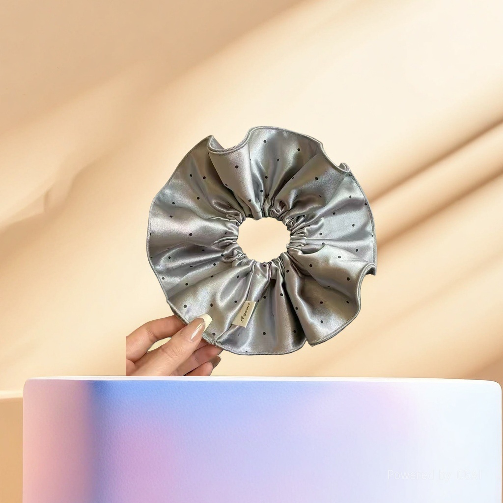 Silver polka dot large intestine hair band, hair accessory and square scarf accessory Application Scenario