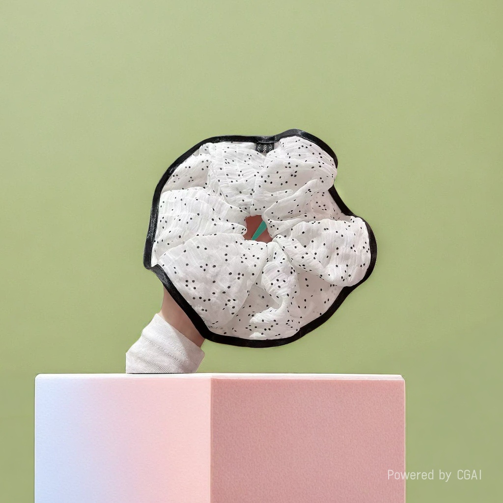 The large intestine hair band, square scarf and hair accessory have a velvet texture. The wide version makes the face look small and soft without constricting the hair Application Scenario