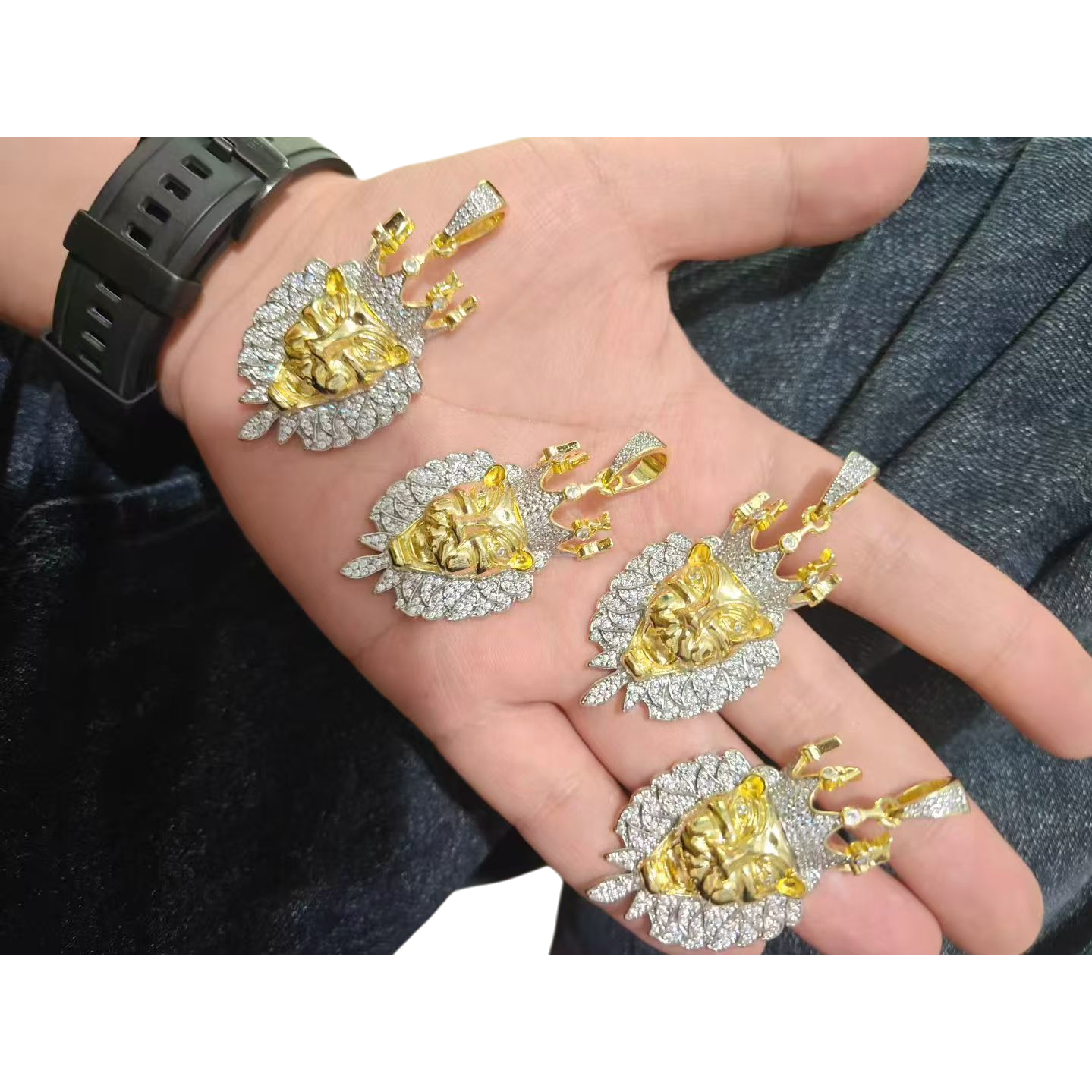 The main body of the golden lion head pendant inlaid with diamonds Item Picture