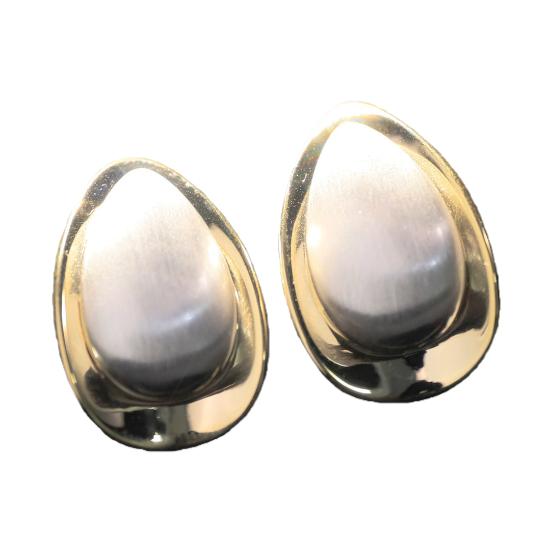 New S925 silver needle copper plated with real gold stud earrings exude a French retro and elegant charm for women. 213901573 Item Picture