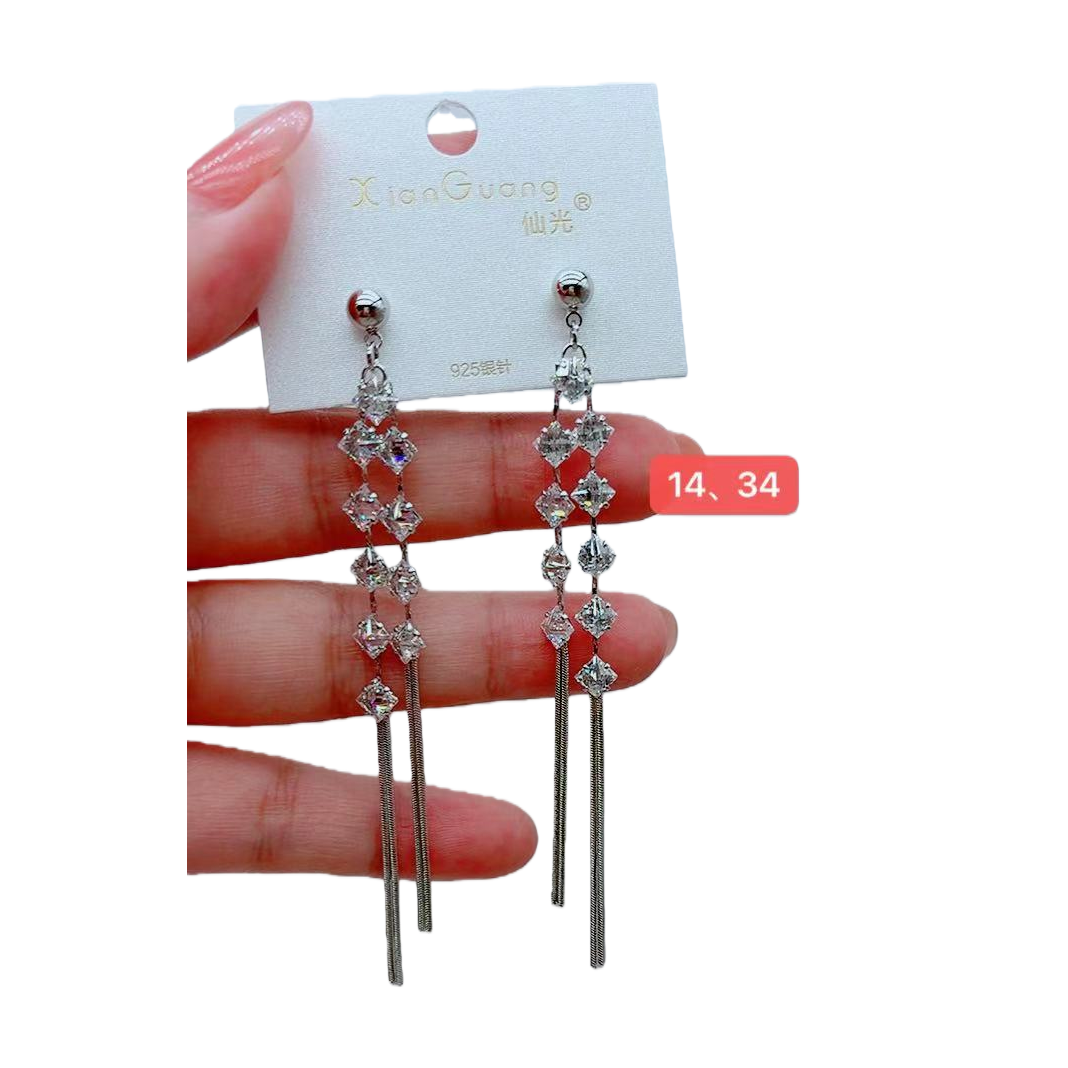 القرون الوسطى من القرط الكريستال الفضي المتطاير Item Picture